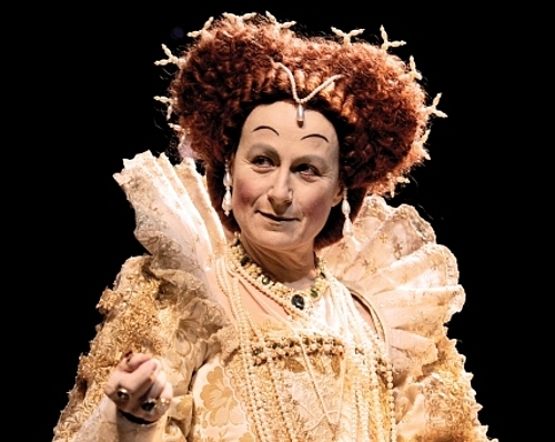 Diane D'Aquila as Queen Elizabeth I