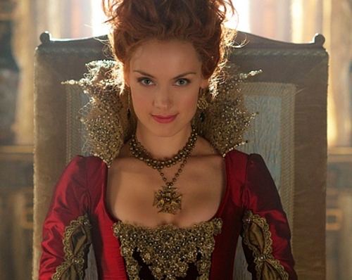 Rachel Skarsten as Queen Elizabeth I